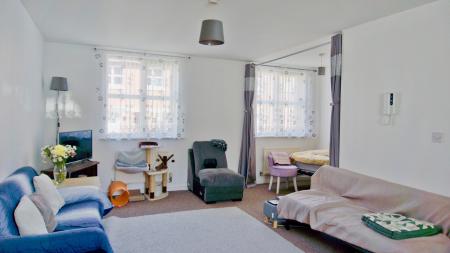 2 bedroom Flat for sale in Sockburn Close, Hamilton, Leicester, LE5