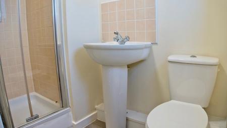 2 bedroom Flat to let in Saxthorpe Road, Hamilton, Leicester, LE5