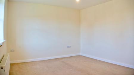 2 bedroom Flat to let in Saxthorpe Road, Hamilton, Leicester, LE5