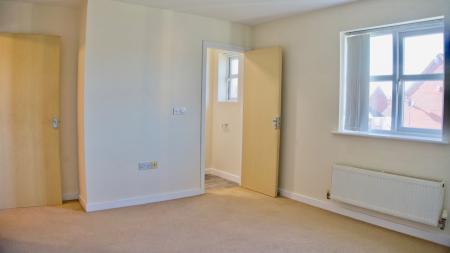 2 bedroom Flat to let in Saxthorpe Road, Hamilton, Leicester, LE5