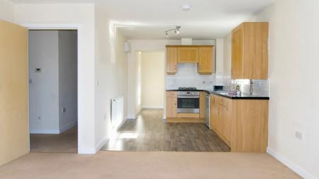 2 bedroom Flat to let in Saxthorpe Road, Hamilton, Leicester, LE5