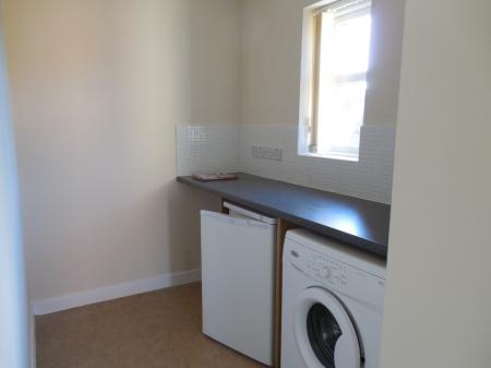 2 bedroom Flat to let in Saxthorpe Road, Hamilton, Leicester, LE5