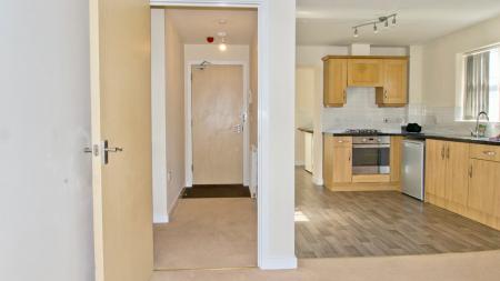 2 bedroom Flat to let in Saxthorpe Road, Hamilton, Leicester, LE5