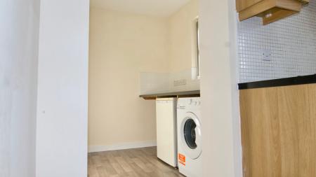 2 bedroom Flat to let in Saxthorpe Road, Hamilton, Leicester, LE5