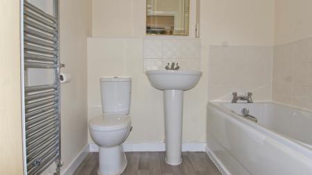 2 bedroom Flat to let in Saxthorpe Road, Hamilton, Leicester, LE5