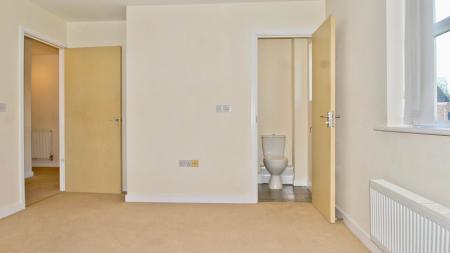 2 bedroom Flat to let in Saxthorpe Road, Hamilton, Leicester, LE5