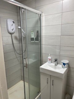 3 bedroom Flat to let in Bushby Road, Humberstone, Leicester, LE5