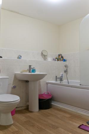 2 bedroom Flat to let in Brompton Road, Hamilton, Leicester, LE5