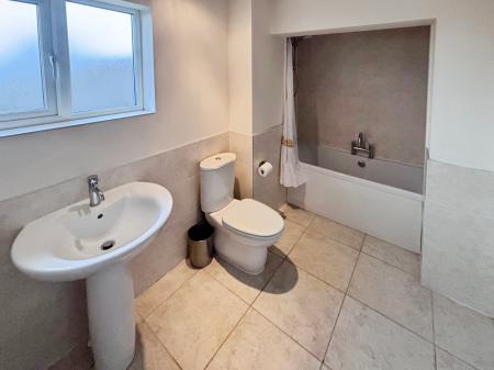 4 bedroom Semi-detached house to let in Burton Road, Lincoln, LN1