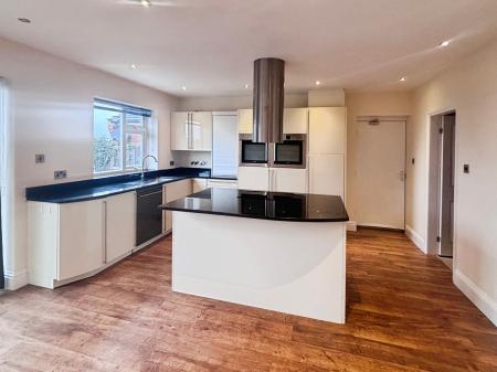 4 bedroom Semi-detached house to let in Burton Road, Lincoln, LN1