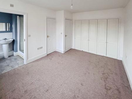 4 bedroom Town house to let in Flaxley Road, Bunkers Hill, LN2