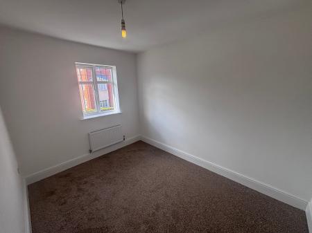 4 bedroom Town house to let in Flaxley Road, Bunkers Hill, LN2