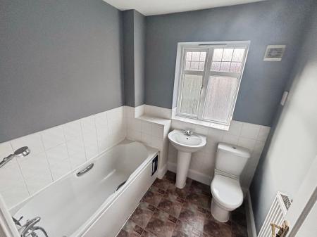 4 bedroom Town house to let in Flaxley Road, Bunkers Hill, LN2