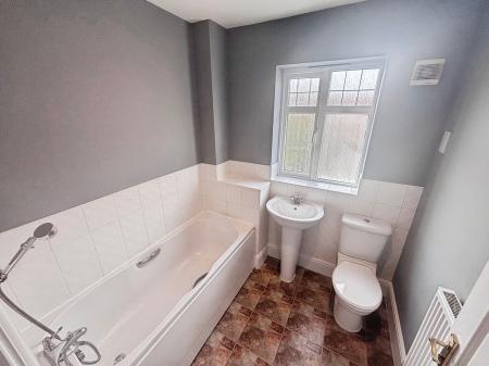 4 bedroom Town house to let in Flaxley Road, Bunkers Hill, LN2