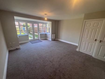 4 bedroom Town house to let in Flaxley Road, Bunkers Hill, LN2
