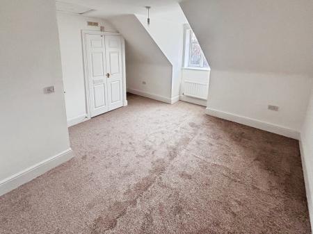 4 bedroom Town house to let in Flaxley Road, Bunkers Hill, LN2