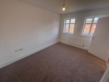 4 bedroom Town house to let in Flaxley Road, Bunkers Hill, LN2