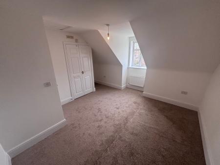 4 bedroom Town house to let in Flaxley Road, Bunkers Hill, LN2