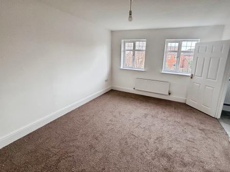 4 bedroom Town house to let in Flaxley Road, Bunkers Hill, LN2