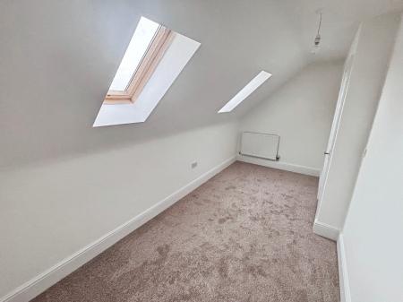 4 bedroom Town house to let in Flaxley Road, Bunkers Hill, LN2