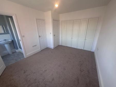 4 bedroom Town house to let in Flaxley Road, Bunkers Hill, LN2
