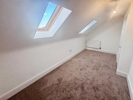 4 bedroom Town house to let in Flaxley Road, Bunkers Hill, LN2