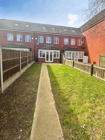 4 bedroom Town house to let in Flaxley Road, Bunkers Hill, LN2