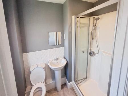 4 bedroom Town house to let in Flaxley Road, Bunkers Hill, LN2