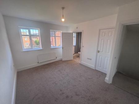 4 bedroom Town house to let in Flaxley Road, Bunkers Hill, LN2
