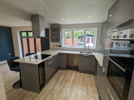4 bedroom Detached house to let in Beechcroft Close, South Hykeham, LN6