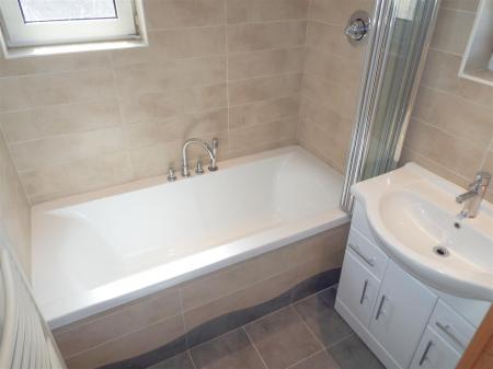 3 bedroom Semi-detached house to let in Matlock Drive, North Hykeham, LN6