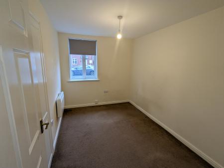 2 bedroom Flat to let in Flaxley Road, Bunkers Hill, Lincoln, LN2