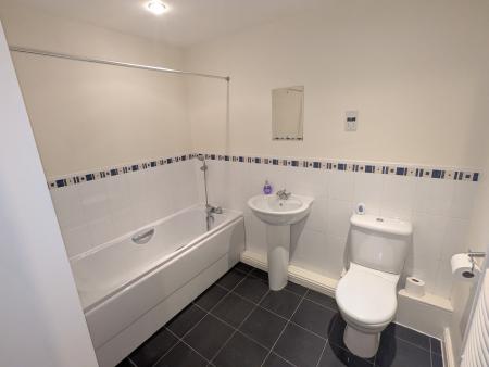 2 bedroom Flat to let in Flaxley Road, Bunkers Hill, Lincoln, LN2