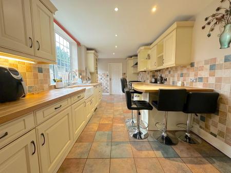 3 bedroom Semi-detached house for sale in Amos Lane, Wednesfield, Wolverhampton, WV11