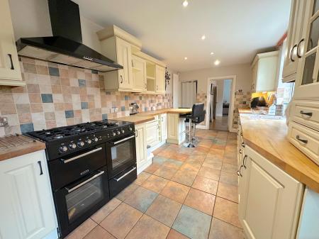 3 bedroom Semi-detached house for sale in Amos Lane, Wednesfield, Wolverhampton, WV11