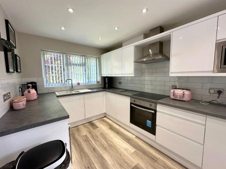 5 bedroom Detached house for sale in Bluebell Crescent, Wednesfield, Wolverhampton, WV11