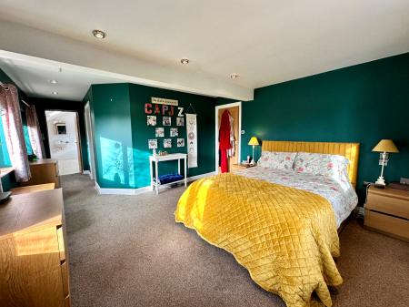 7 bedroom Detached house for sale in The Croft, Engine Meadow