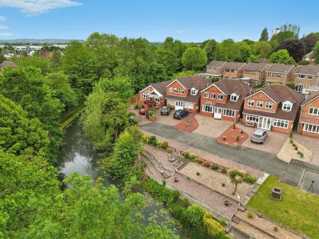 4 bedroom Detached house for sale in Halecroft Avenue, Wednesfield, Wolverhampton, WV11