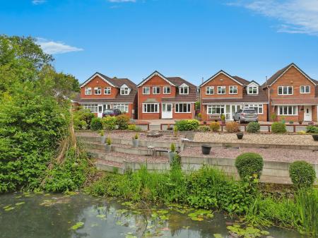 4 bedroom Detached house for sale in Halecroft Avenue, Wednesfield, Wolverhampton, WV11