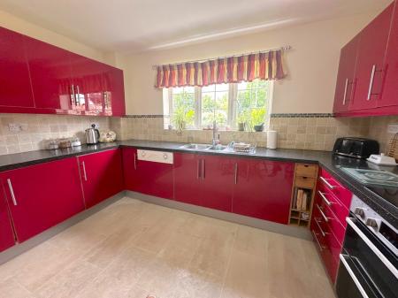 5 bedroom Detached house for sale in Wood Hayes Croft, Westcroft, Wolverhampton, WV10