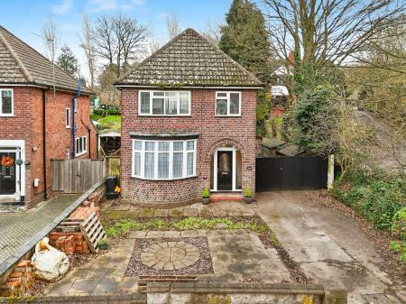 3 bedroom Detached house for sale in Wolverhampton Road, Sedgley, DY3 1RD