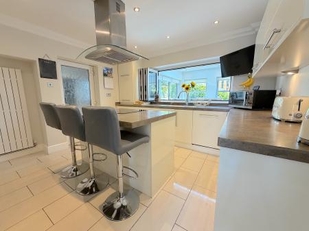 4 bedroom Detached house for sale in Cannock Road, Westcroft, Wolverhampton, WV10