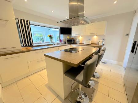 4 bedroom Detached house for sale in Cannock Road, Westcroft, Wolverhampton, WV10