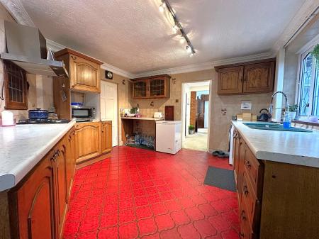 4 bedroom Semi-detached house for sale in Kipling Avenue, Bilston, Wolverhampton, WV14