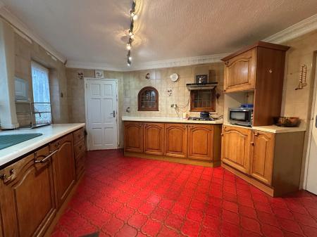 4 bedroom Semi-detached house for sale in Kipling Avenue, Bilston, Wolverhampton, WV14