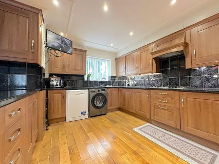 6 bedroom Detached house for sale in Parkfield Road, Parkfields, Wolverhampton, WV4