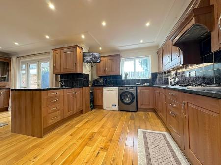 6 bedroom Detached house for sale in Parkfield Road, Parkfields, Wolverhampton, WV4