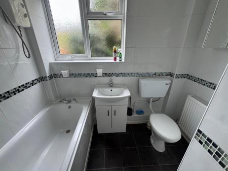 1 bedroom Flat to let in White Oak Drive, Finchfield, Wolverhampton, WV3