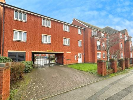 2 bedroom Flat for sale in Ardgowan Grove, Parkfields, Wolverhampton, WV4