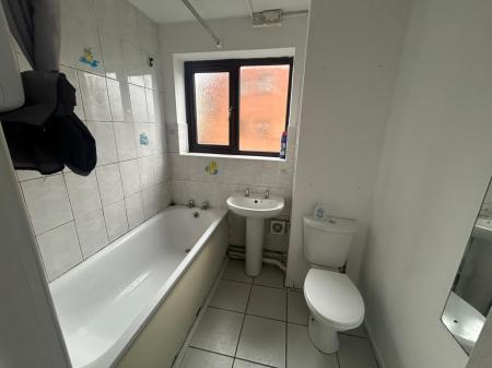 2 bedroom Flat to let in Parkfield Road, Wolverhampton, WV4